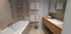 A bathroom at Downtown Vienna new built luxury suites Még 13 kép