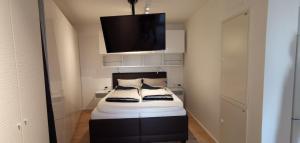 A bed or beds in a room at Downtown Vienna new built luxury suites