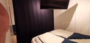A bed or beds in a room at Downtown Vienna new built luxury suites