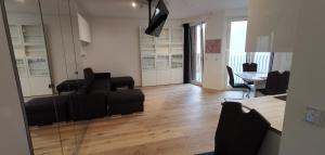 A seating area at Downtown Vienna new built luxury suites