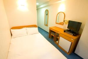 Tempat tidur dalam kamar di GR Hotel Suidocho