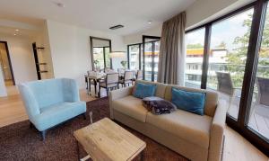 Ein Sitzbereich in der Unterkunft White Pearl Apartment 3.12
