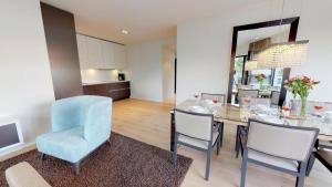 eine Küche und ein Esszimmer mit Tisch und Stühlen in der Unterkunft White Pearl Apartment 3.12 in Timmendorfer Strand