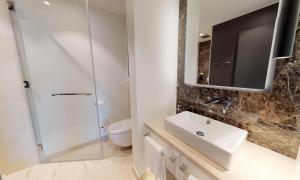ein Badezimmer mit Waschbecken, Toilette und Spiegel in der Unterkunft White Pearl Apartment 3.12 in Timmendorfer Strand