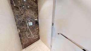 Ein Badezimmer in der Unterkunft White Pearl Apartment 3.12