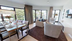 ein Esszimmer und ein Wohnzimmer mit Tisch und Stühlen in der Unterkunft White Pearl Apartment 3.12 in Timmendorfer Strand