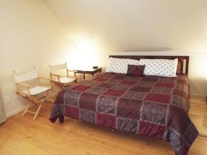 a bedroom with a bed and a table and chairs at Comfortable 3 BR Craftsman Bungalow in Milwaukee's Bay View Neighborhood in Milwaukee
