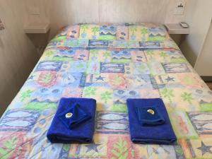 En eller flere senge i et værelse på A'Wangralea Caravan Park
