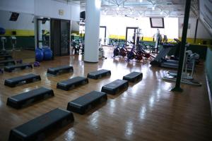 - une salle de sport avec un bouquet de tapis en bik sur le sol dans l'établissement Güneş Hotel Merter, à Istanbul