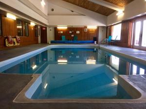 een groot zwembad in een hotelkamer bij THE ASHWOOD INN in Bayfield