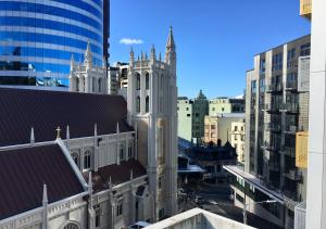 uma vista para uma catedral numa cidade com edifícios em Trek Global Backpackers em Wellington