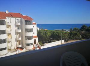 アルブフェイラにあるVista Mar Apartamentoの建物のバルコニーから海の景色を望めます。