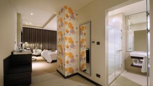 Koupelna v ubytování Golden Tulip Glory Fine Hotel