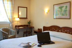 Postel nebo postele na pokoji v ubytování Logis Auberge Saint Simond