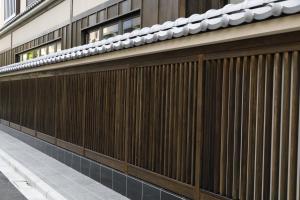 uma cerca de madeira na lateral de um edifício em Onyado Nono Asakusa Natural Hot Spring em Tóquio