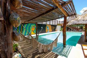 una piscina all'aperto con amaca e un dipinto di Hotel Zentik Project & Saline Cave a Valladolid
