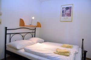
Ein Bett oder Betten in einem Zimmer der Unterkunft Landhaus St Georg by AlpenTravel
