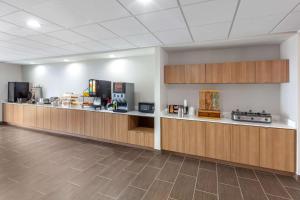 Kuhinja ili čajna kuhinja u objektu Microtel Inn & Suites by Wyndham College Station