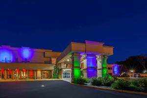 un edificio con luces de colores por la noche en Baymont by Wyndham Pompton Plains/Wayne, en Pompton Plains