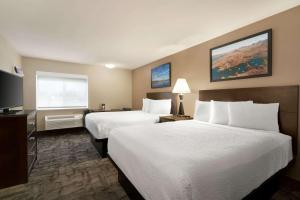 
A bed or beds in a room at Travelodge by Wyndham Lake Havasu
