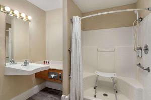 
A bathroom at Travelodge by Wyndham Lake Havasu
