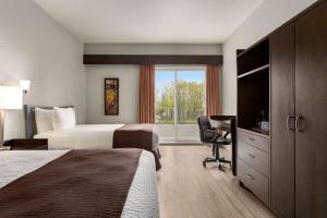 a bedroom with a bed and a desk at Days Inn by Wyndham Montmagny in Montmagny