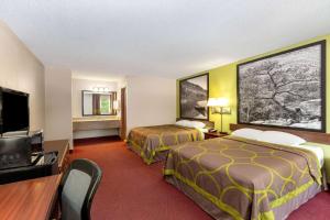 ein Hotelzimmer mit 2 Betten und einem Flachbild-TV in der Unterkunft Super 8 by Wyndham Eureka Springs in Eureka Springs