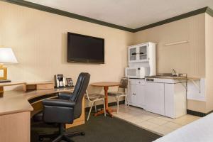 Kuchyň nebo kuchyňský kout v ubytování Travelodge by Wyndham Dawson Creek
