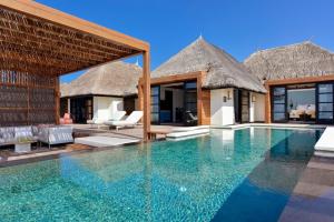 Бассейн в Four Seasons Resort Maldives at Kuda Huraa или поблизости