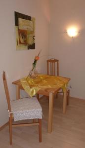 レンゲンフェルトにあるHaus Schennachのダイニングルームテーブル(黄色のテーブルクロス付)