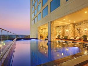 Bazén v ubytování Novotel Ahmedabad nebo v jeho okolí