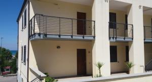 un grand immeuble d'appartements avec balcon et plantes dans l'établissement Via Mediterraneo 39 Casa vacanze, à Petacciato