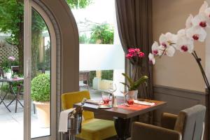 Posezení v ubytování Logis Auberge Saint Simond