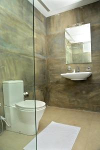 Bathroom sa Green Ayurvedic Beach Resort