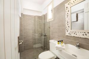 Uma casa de banho em Sea View Beach Hotel