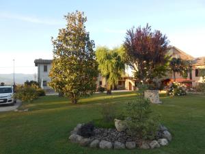 un patio con un paisaje con árboles y una casa en Podere Casenove, en Citerna