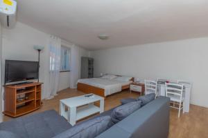 a living room with a couch and a bed at app Cor2 in Selce