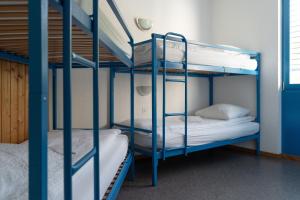 two bunk beds are in a room withthritisthritisthritisthritisthritisthritisthritisthritis at Mont-Fort Swiss Lodge in Le Châble