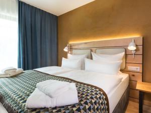 Postel nebo postele na pokoji v ubytování Walhalla Hotel Regensburg Hoeferer 4 Sterne Superior