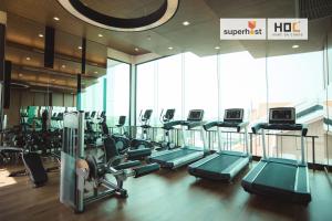 Un gimnasio con cintas de correr y elípticas en un edificio. en The Astra Condo by Ping, en Chiang Mai