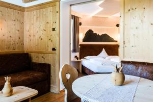pokój z łóżkiem i stołem z królikami w obiekcie Garni Hotel and Apartments Wildbach w mieście Selva di Val Gardena