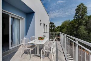a patio with a table and chairs on a balcony at Venice Golf residence in Venice-Lido