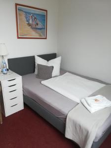 Postel nebo postele na pokoji v ubytování Hoffmanns Holsteinisches Haus