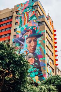een gebouw met een muurschildering aan de zijkant bij Selina Miraflores Lima in Lima