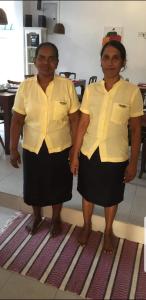 duas mulheres ao lado uma da outra numa carpete em Maria Villa em Negombo