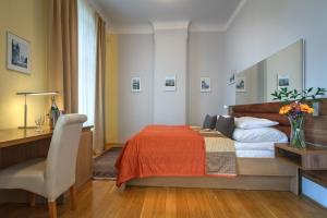 Letto o letti in una camera di Monastery Hotel
