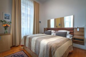 Un pat sau paturi într-o cameră la Monastery Hotel