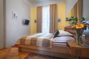 Letto o letti in una camera di Monastery Hotel