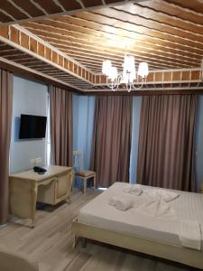 Кровать или кровати в номере Hotel Sarajet e Pashait 2