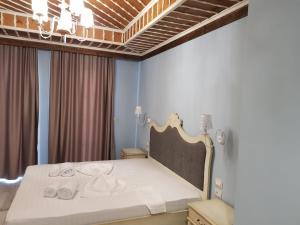 Postel nebo postele na pokoji v ubytování Hotel Sarajet e Pashait 2
